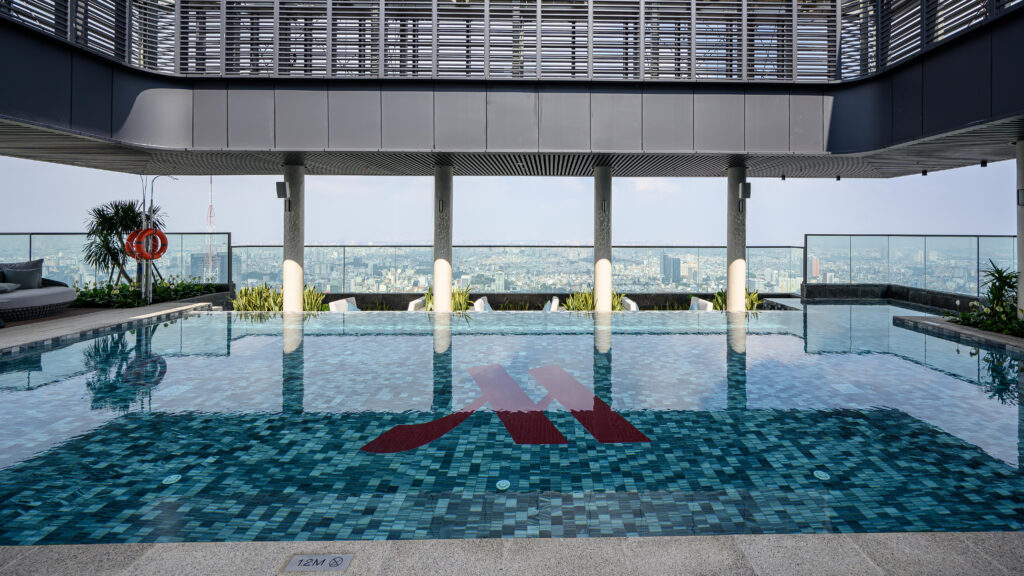 Không gian như resort tại tòa Lake dự án Grand Marina, Saigon, với hồ bơi ngoài trời 143m² cùng Sun Lounge tắm nắng chuẩn Marriott